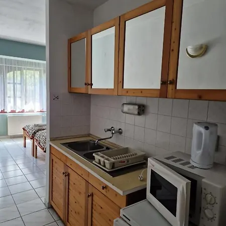 Roza Es Apartmanhaz Otel 3*