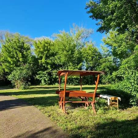 Roza Es Apartmanhaz Estergon