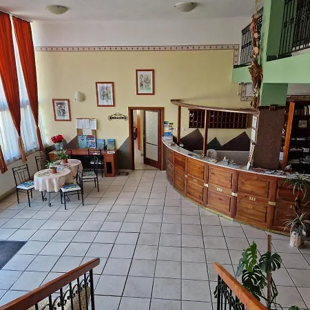 Roza Es Apartmanhaz