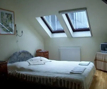 Roza Es Apartmanhaz