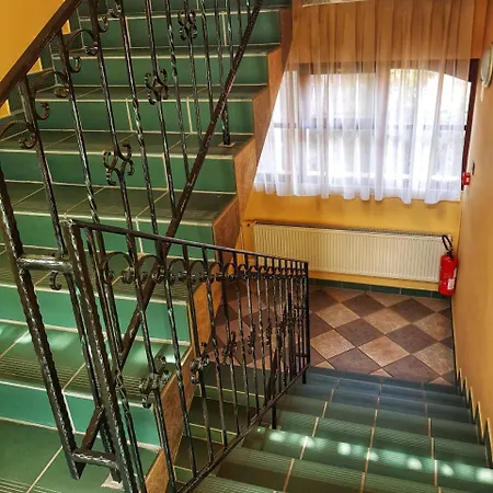 Hotel Roza Es Apartmanhaz 3*