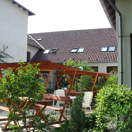 Roza Es Apartmanhaz Estergon
