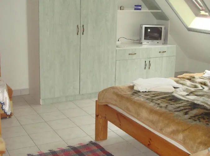 Roza Es Apartmanhaz Otel 3*