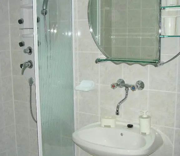 Roza Es Apartmanhaz Otel