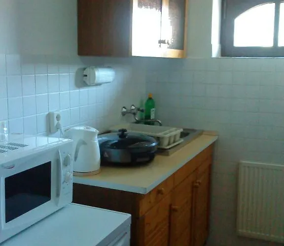 Roza Es Apartmanhaz Otel
