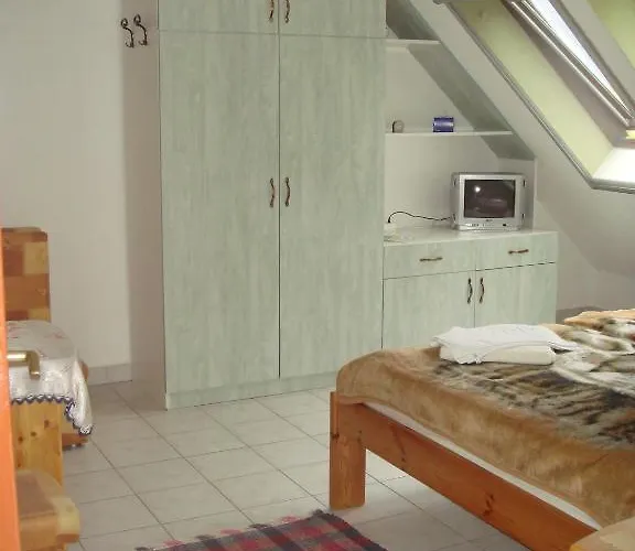 Roza Es Apartmanhaz Otel 3*