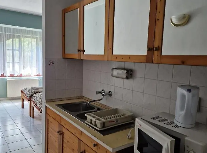 Roza Es Apartmanhaz Otel 3*