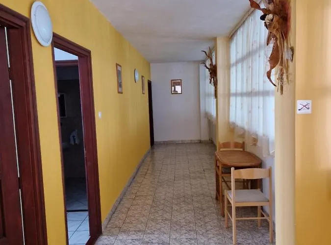 Roza Es Apartmanhaz Hotel 3*