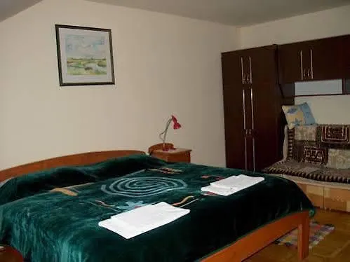 Roza Es Apartmanhaz Estergon