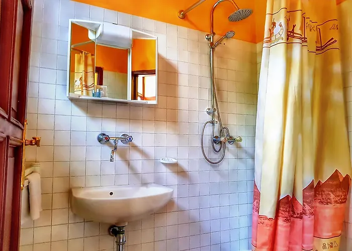 Roza Es Apartmanhaz Otel